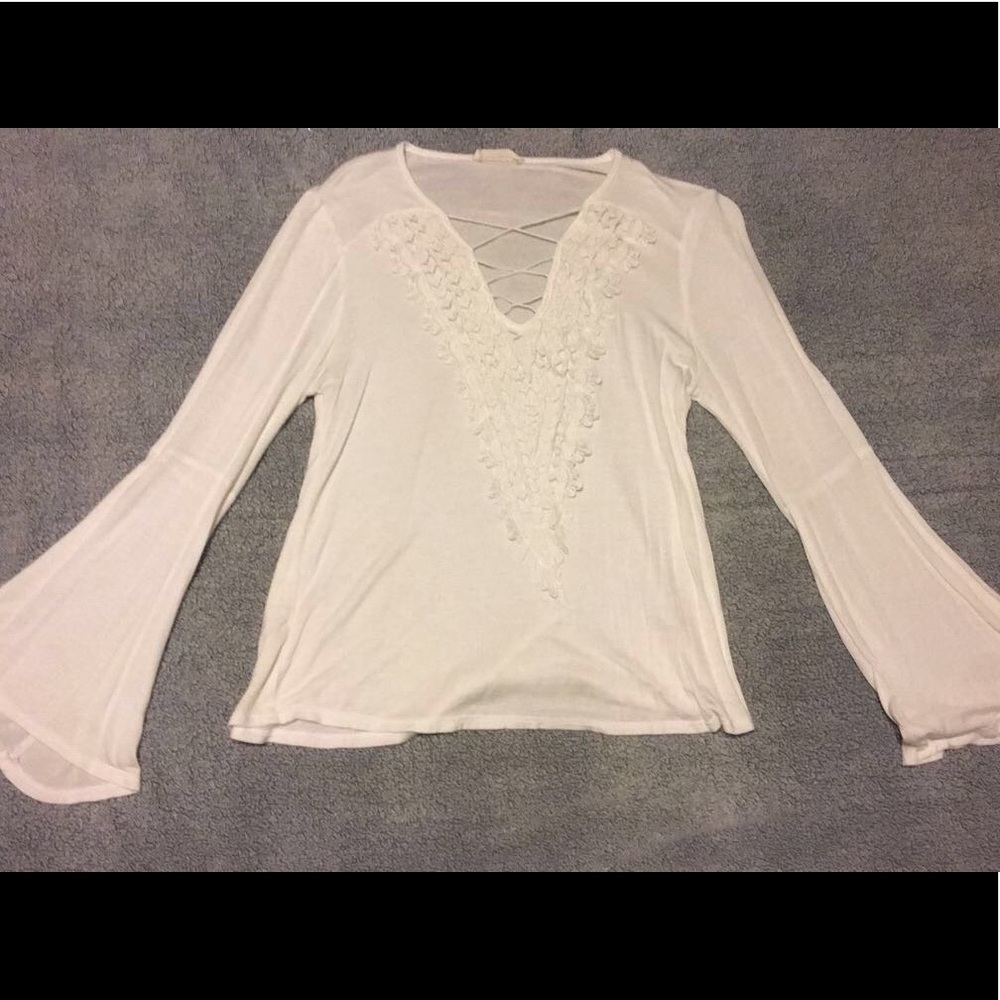 Super cute white bell bottom sleeve stop!